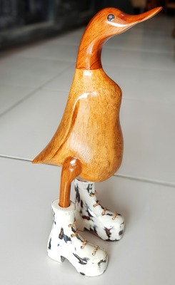 Фигурка «Утка в мраморных сапожках» из ценных пород дерева (25 см)
